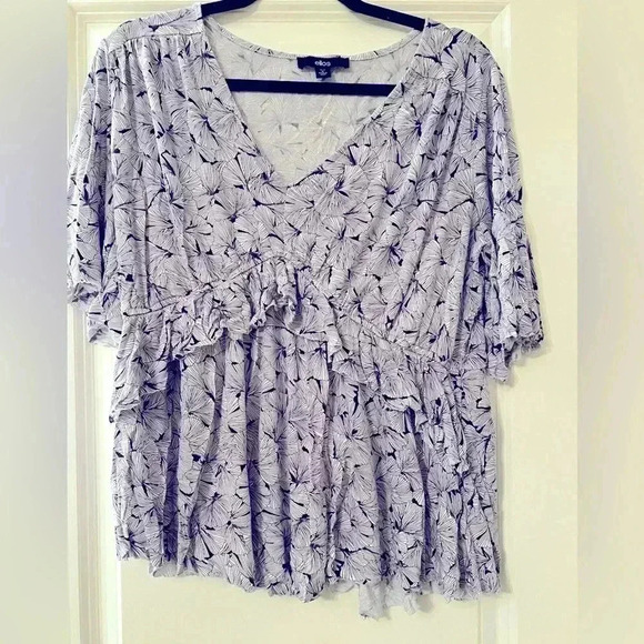 ELLOS MEDIUM PURPLE AND WHITE FLOWER QUARTER SLEEVE TOP - Picture 1 of 3